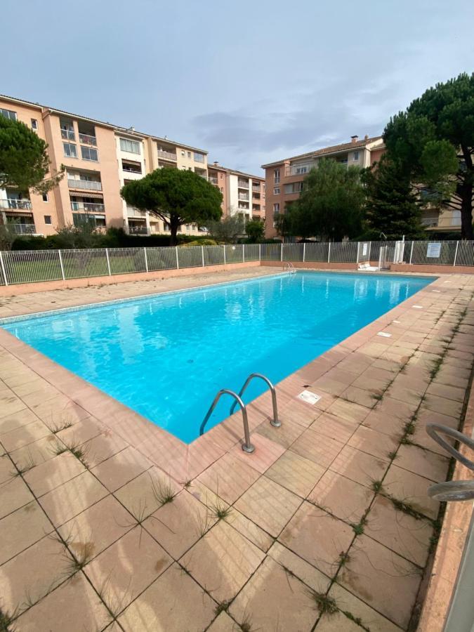 Studio Dans Residence Avec Piscine Et Tennis Fréjus Екстериор снимка